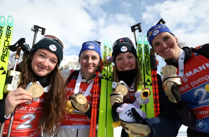 Les Françaises savourent leur médaille d'or du relais, remportée aux Mondiaux de biathlon de Lenzerheide (Suisse), le 22 février 2025