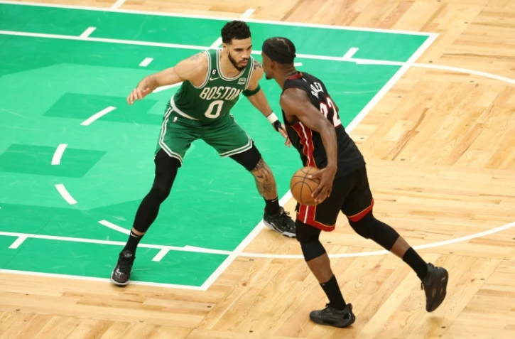 Jason Tatum, des Boston Celtics, en défense face à Jimmy Butler, du Miami Heat, pendant le septième match de la finale de la Conférence est de la NBA, le 29 mai 2023 à Boston