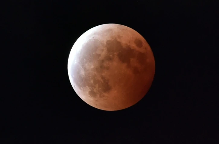 Eclipse lunaire vue de Tokyo le 8 octobre 2014