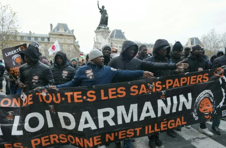 Des manifestants contre la loi immigration à Paris le 22 décembre 2023