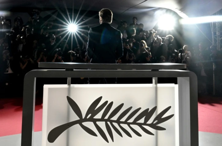 Le réalisateur et scénariste suédois Ruben Ostlund pose après avoir remporté la Palme d'Or pour le film "Sans filtre" lors de la cérémonie de clôture de la 75e édition du Festival de Cannes à Cannes, le 28 mai 2022 