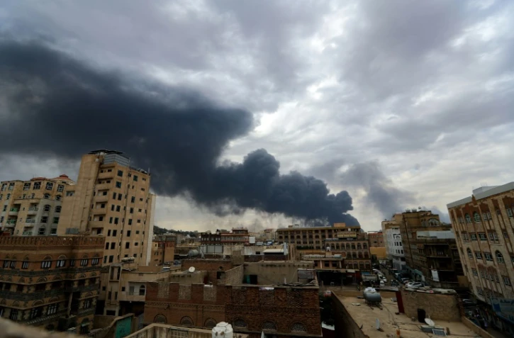 Une colonne de fumée s'élève de Sanaa après une frappe aérienne israélienne, le 6 mai 2025