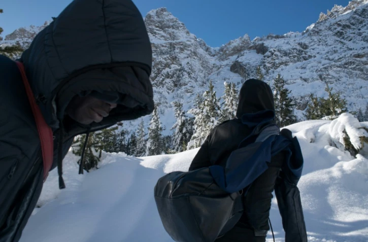 Des migrants ivoiriens marchent dans la neige pour traverser la frontière franco-italienne, le 13 janvier 2018 près de Bardonecchia