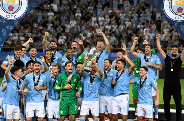 Les joueurs de Manchester City célèbrent après avoir remporté la Supercoupe de l'UEFA 2023 face à Séville au stade Georgios Karaiskakis du Pirée, le 16 août 2023