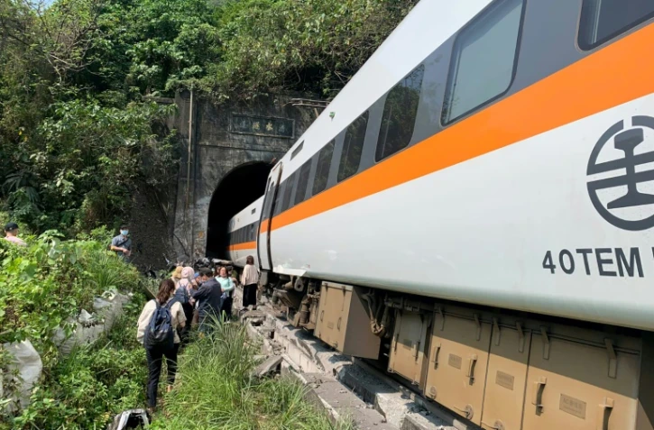 Photo diffusée le 2 avril 2021 par le Centre en charge des opérations de secours montrant le déraillement d'un train dans un tunnel, dans le comté de Hualien, dans l'est de Taïwan