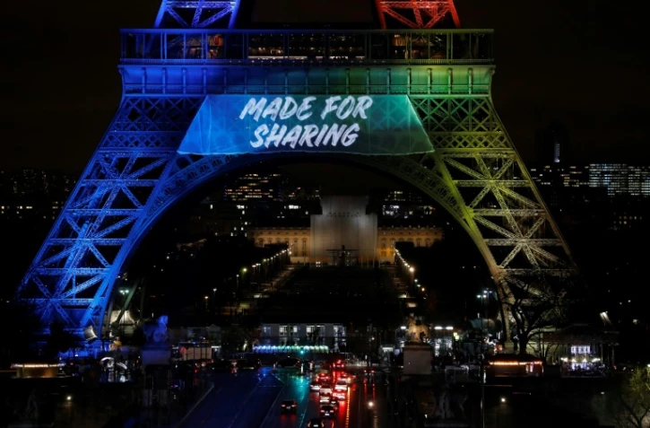 "Made for Sharing" ("Venez partager"), le slogan officiel de la candidature de Paris pour les JO-2024 projeté sur la Tour Eiffel, le 3 février 2017