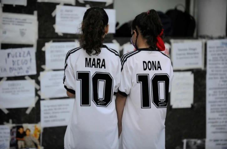 Des admiratrices de Diego Maradona devant la clinique où la légende du football est hospitalisée à Olivos, le 5 novembre 2020