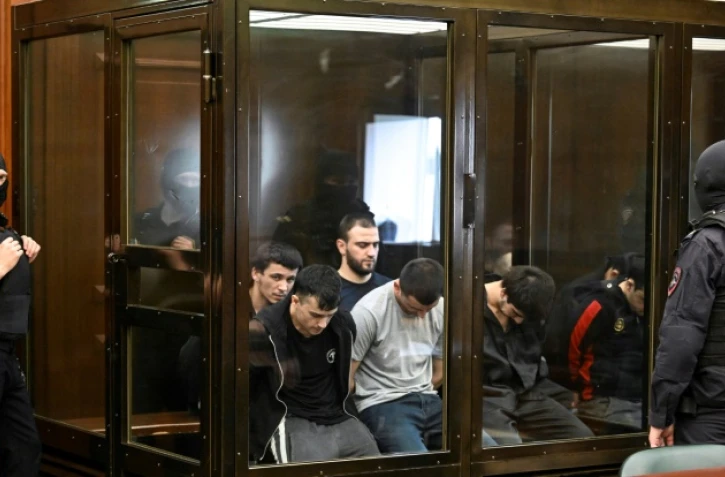 Un groupe de prévenus accusés d'avoir participé à l'attaque à main armée perpétrée en 2024 dans la salle de concert Crocus City Hall, qui a fait 149 morts, comparaît devant le tribunal de Moscou le 4 août 2025