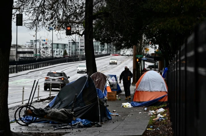 Des tentes de sans-abris sur un trottoir de Portland, le 24 janvier 2024 en Oregon