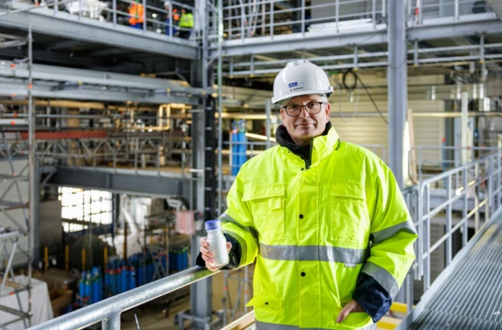 Stefan Scherer, patron d'AMG Lithium, à l'usine de raffinage de lithium en cours d'achèvement à Bitterfeld-Wolfen, le 17 janvier 2024 en Allemagne