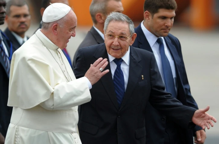 Le pape François est accueilli par le président Raul Castro à l'aéroport de La Havane, le 19 septembre 2015