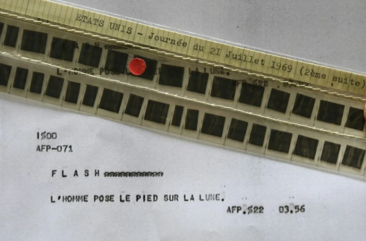 Photo, prise le 24 mai 2019, du flash de l'AFP annonçant le premier pas de l'homme sur la Lune, publié le 21 juillet 1969 à 02H56 GMT et conservé sur microfilm