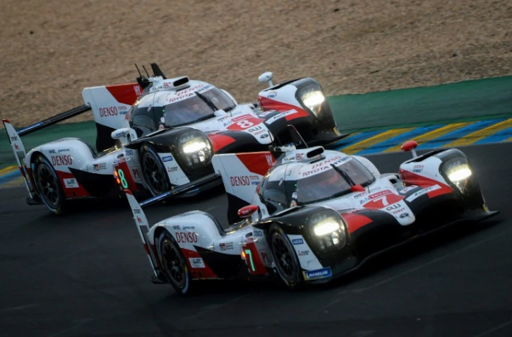 La Toyota TS050 Hybrid LMP1 N°7 pilotée par l'Argentin Jose Maria Lopez devant la Toyota TS050 Hybrid LMP1 N°8 conduite par le Japonais Kazuki Nakajima, aux 24 Heures du Mans, le 15 juin 2019