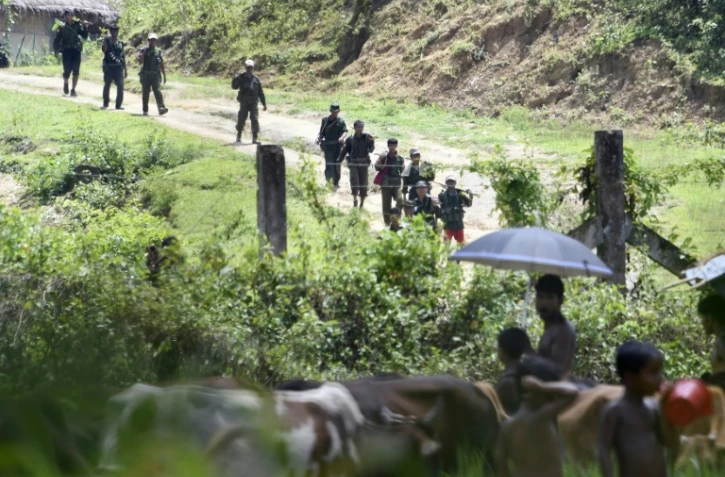 Des soldats birmans patrouillent dans un camp près du village d'Ukhia, entre la Birmanie et le Bangladesh, le 16 septembre 2017