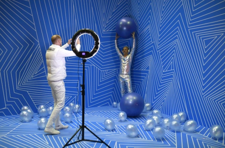 Un visiteur photographié au "Supercandy Pop-Up Museum Vol. 2" de Cologne, le 1er novembre 2019