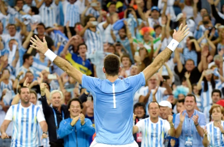 Juan Martin del Potro devant les fans de l'équipe d'Argentine victorieuse de la Coupe Davis en Croatie, le 27 novembre 2016