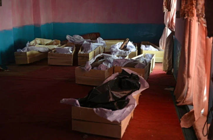 Des cercueils posés dans une mosquée à l'intérieur d'un hôpital, photographiés le 12 août 2018 dans la province de Ghazni, où des combats ont eu lieu avec les talibans