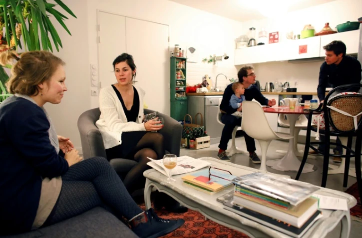 A partir de la gauche: Agathe, Maud, Grégoire et son fils Jasmin, et Emmanuel, le 5 janvier 2017. Les deux couples vivent en coloc dans le XIe arrondissement à Paris