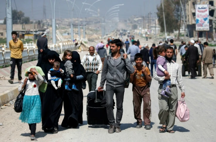 Des civils irakiens fuient les combats de Mossoul, le 30 mars 2017