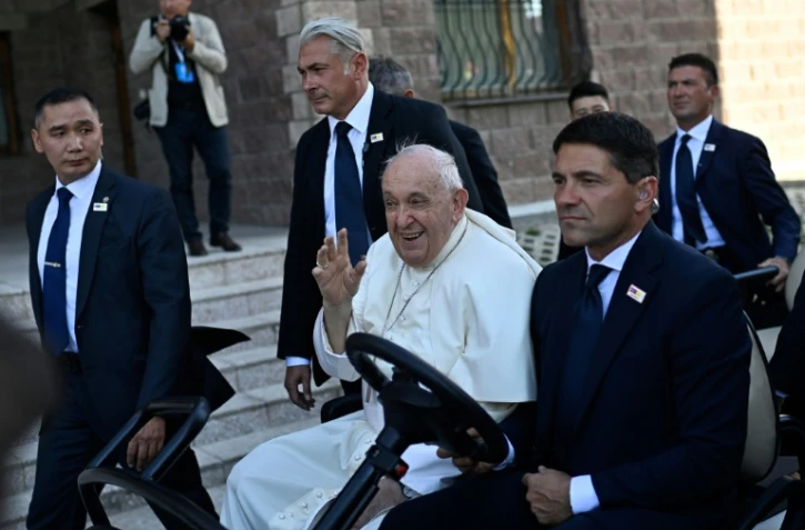 Arrivée du pape François à la cathédrale des Saints-Pierre-et-Paul à Oulan-Bator, le 2 septembre 2023