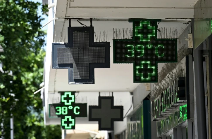 Un thermomètre de pharmacie affiche une température de 39°C à Thionville, dans le nord-est de la France, le 26 juin 2026 pendant un épisode de canicule en France et en Europe