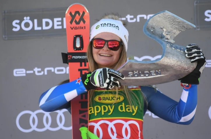 La Néo-Zélandaise Alice Robinson pose sur le podium avec son trophée après avoir remporté le géant de Sölden, le 26 octobre 2019