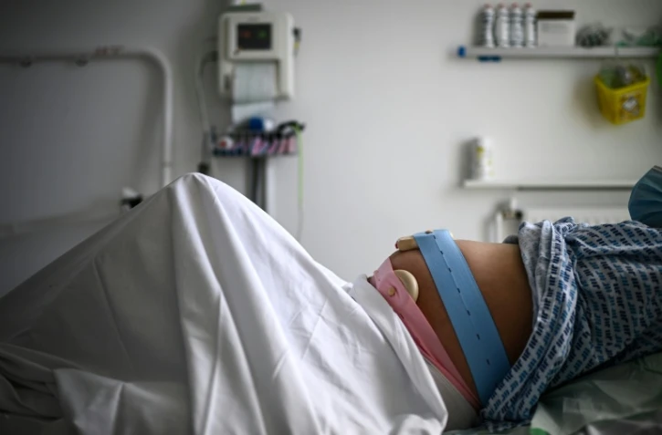 La France doit-elle reconnaître une décision de justice étrangère validant la filiation entre les parents d'intention et un enfant né d'une gestation pour autrui (GPA), alors que cette méthode de procréation reste interdite dans l'Hexagone ?