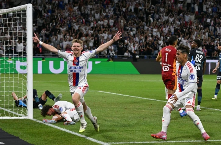 Le milieu lyonnais Pavel Sulc célèbre le but contre son camp de Leonardo Balerdi lors du match de Ligue 1 entre l'OL et l'Olympique de Marseille au Groupama Stadium le 31 août 2025
