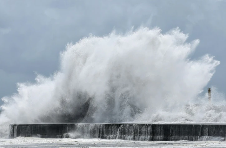 De fortes vagues déferlent le long de la côte à Yilan, alors que le typhon Bavi se dirige vers le nord-est de Taïwan, le 10 juillet 2026
