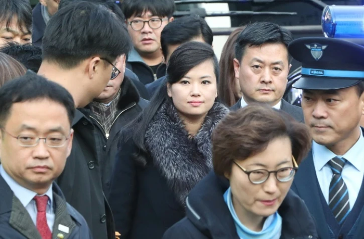 Hyon Song-Wol (C), leader d'un groupe de pop entièrement féminin très populaire en Corée du Nord, à Séoul le 21 janvier 2018 lors de visite d'une délégation nord-coréenne pour préparer les manifestations culturelles des JO d'hiver