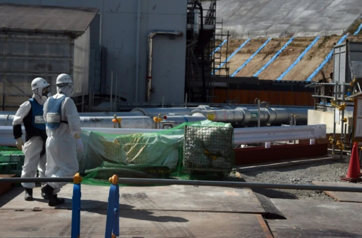 Des travailleurs à la centrale nucléaire accidentée de Fukushima, le 9 octobre 2015