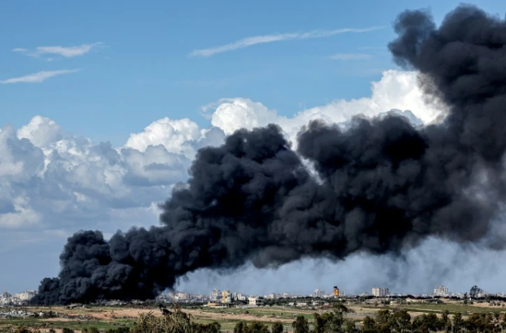 Un nuage de fumée s'élève au-dessus de la bande de Gaza, le 31 janvier 2024