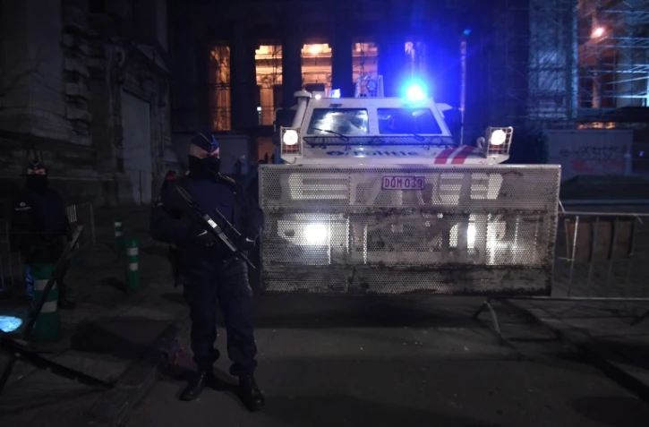 La police belge monte la garde devant le tribunal de Bruxelles le 8 février 2018, au deuxième jour du procès de Salah Abdeslam