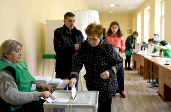Une femme vote à Tbilissi, le 28 octobre 2018 en Géorgie