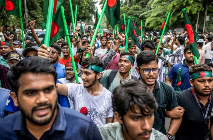 Des manifestants empêchent un rassemblement des partisans de l'ancienne Première ministre bangladaise Sheikh Hasina le 15 août à Dacca