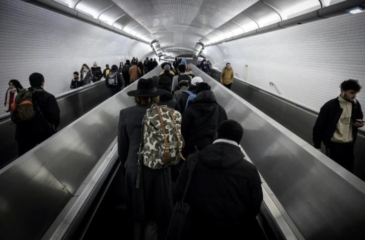 Des voyageurs dans un couloir de la station de métro Chatelet à Paris, le 17 décembre 2019