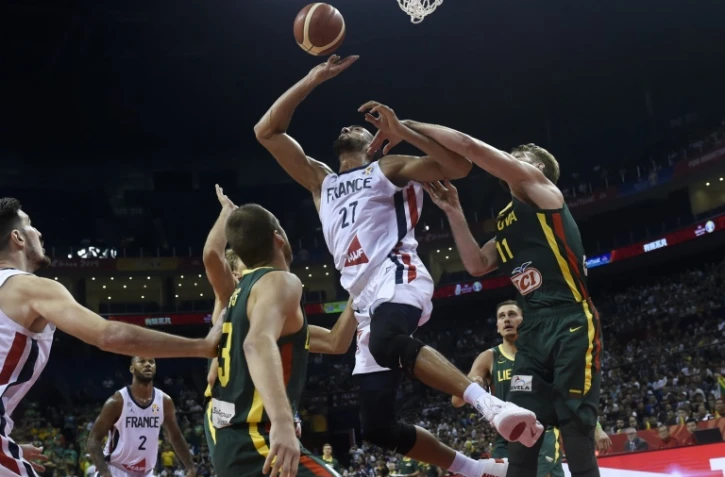 Le Français Rudy Gobert (c) lors de la qualification des Bleus pour les quarts de finale de la Coupe du monde après leur victoire 78-75 sur la Lituanie à Nankin le 7 septembre 2019