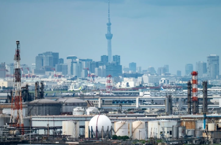 Vue de la zone industrielle de Tokyo, depuis la plateforme d'observation de Kawasaki Marien à Kawasaki, dans la préfecture de Kanagawa, le 17 août 2026 au Japon