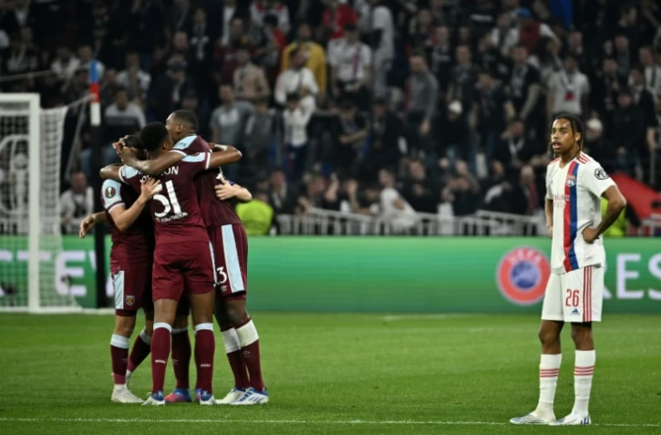 Le jeune Bradley
Barcola dépité alors que West Ham vient de creuser l'écart face à Lyon battu à Décines, le 14 avril 2022