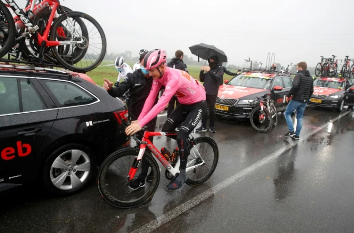 Wilco Kelderman de la Sunweb, avec le maillot rose du leader du Giro, sur la route entre Mornegno and Asti le 23 octobre 2020 en Italie.