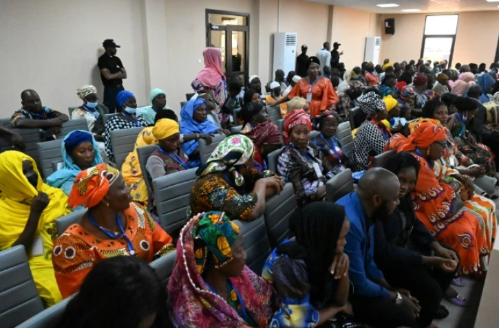 Photo d'archives du 28 septembre 2022 montrant les proches des victimes du massacre du 28 septembre 2009 au stade de Conakry, en Guinée, à l'ouverture du procès
