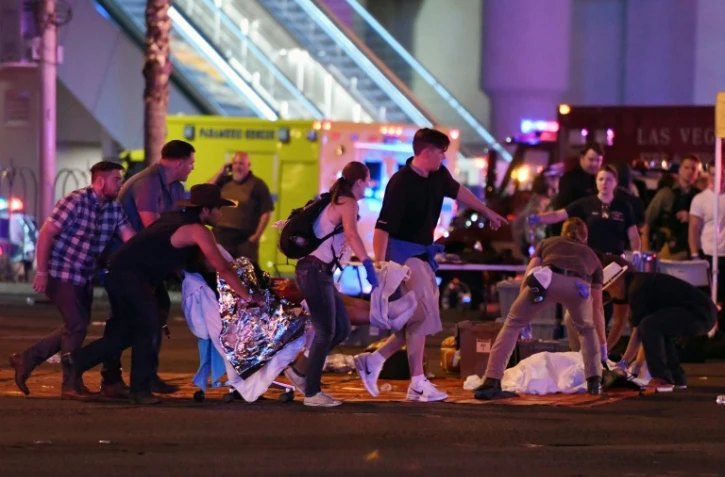 Une victime est transportée après une tuerie à Las Vegas le 2 octobre 2017