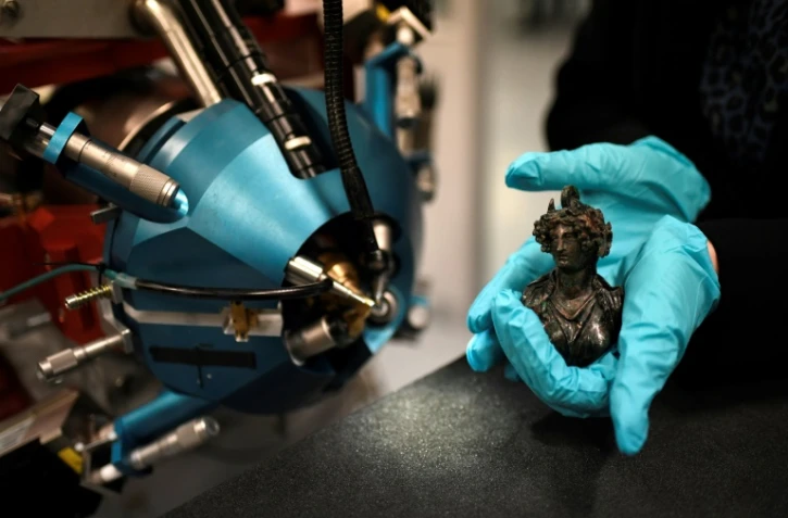 La nouvelle version de l'accélérateur de particules AGLAE est le fruit d'une collaboration entre le CNRS, C2RMF et ChimieParistech, cofinancée par le programme "Investissement d'avenir", la Ville de Paris et le ministère français de la Culture