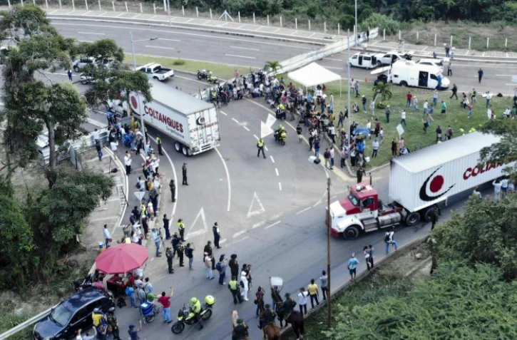 Vue aérienne de camions chargés d'aide humanitaire le 8 février 2019 près du pont international de Tienditas, à la frontière de la Colombie et du Venezuela