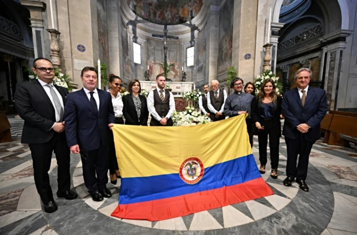 Les trois enfants de l'artiste colobmien Fernardo Botero, Fernando Botero Zea (d), Lina Botero (2e d) et Juan Carlos Botero (2e g), lors des funérailles de leur père à Pietrasanta, le 7 octobre 2023 en Toscane