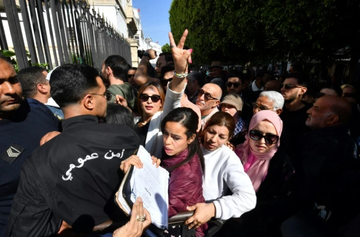 La journaliste et militante des droits, Chaïma Issa, devant le palais de justice de Tunis, lors de la reprise du procès de dizaines d'opposants tunisiens, le 11 avril 2025