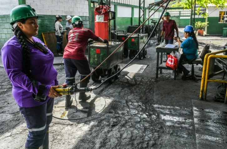 Adriana Perez (g) et d'autres femmes travaillent à la mine d'émeraudes de Muzo, le 19 décembre 2017 en Colombie