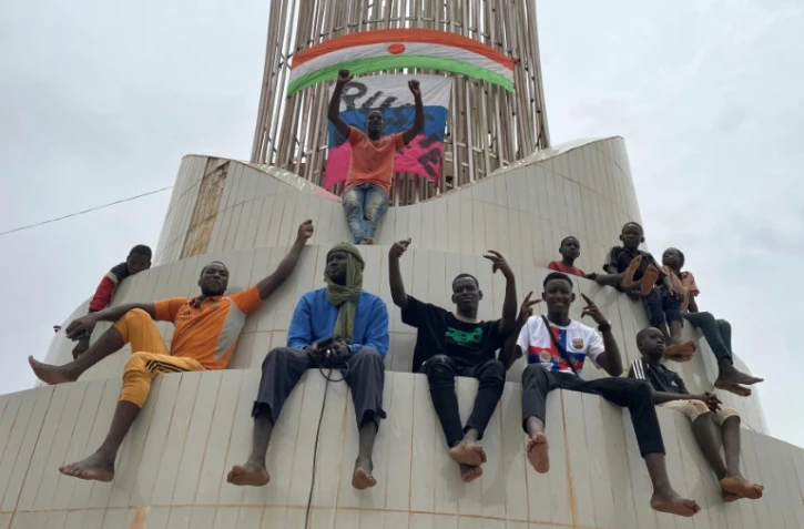 Des partisans de la junte au pouvoir au Niger se rassemblent devant l'Assemblée nationale à Niamey, le 27 juillet 2023