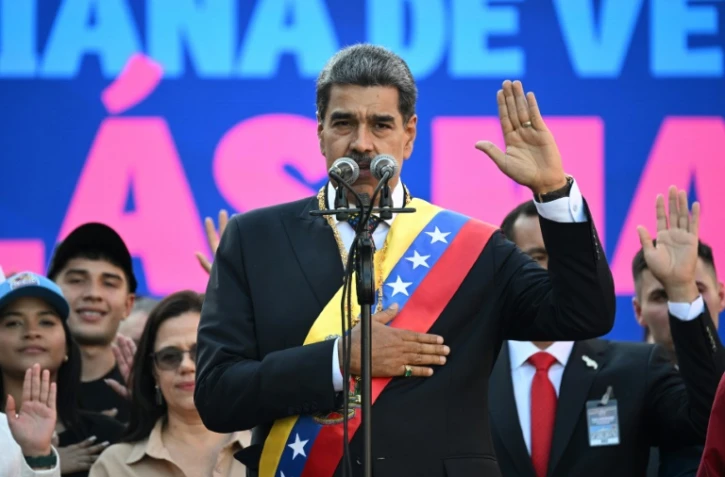 Le président vénézuélien Nicolas Maduro prononce un discours devant le palais présidentiel de Miraflores à Caracas, le 10 janvier 2025