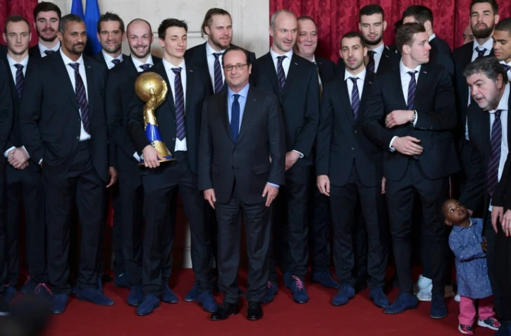 Le président François Hollande avec l'équipe de France de handball, sacrée championne du monde pour la 6e fois, le 30 janvier 2017 à l'Elysée